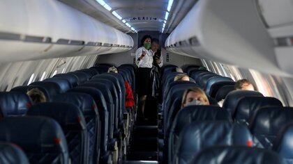 Muchas aerolíneas aceptaron dejar asientos vacíos para garantizar la distancia social dado que de todos modos muy poca gente viajaba. (REUTERS/Jim Urquhart)