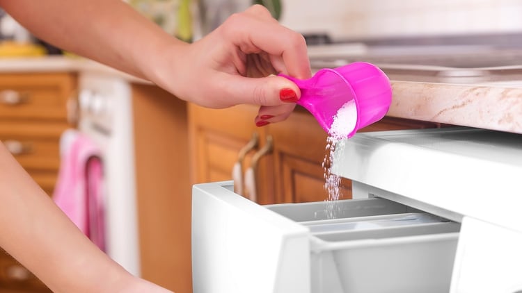 Para desinfectar hay que utilizar más detergente de lo habitual, líquido granular o de alta resistencia (Shutterstock)