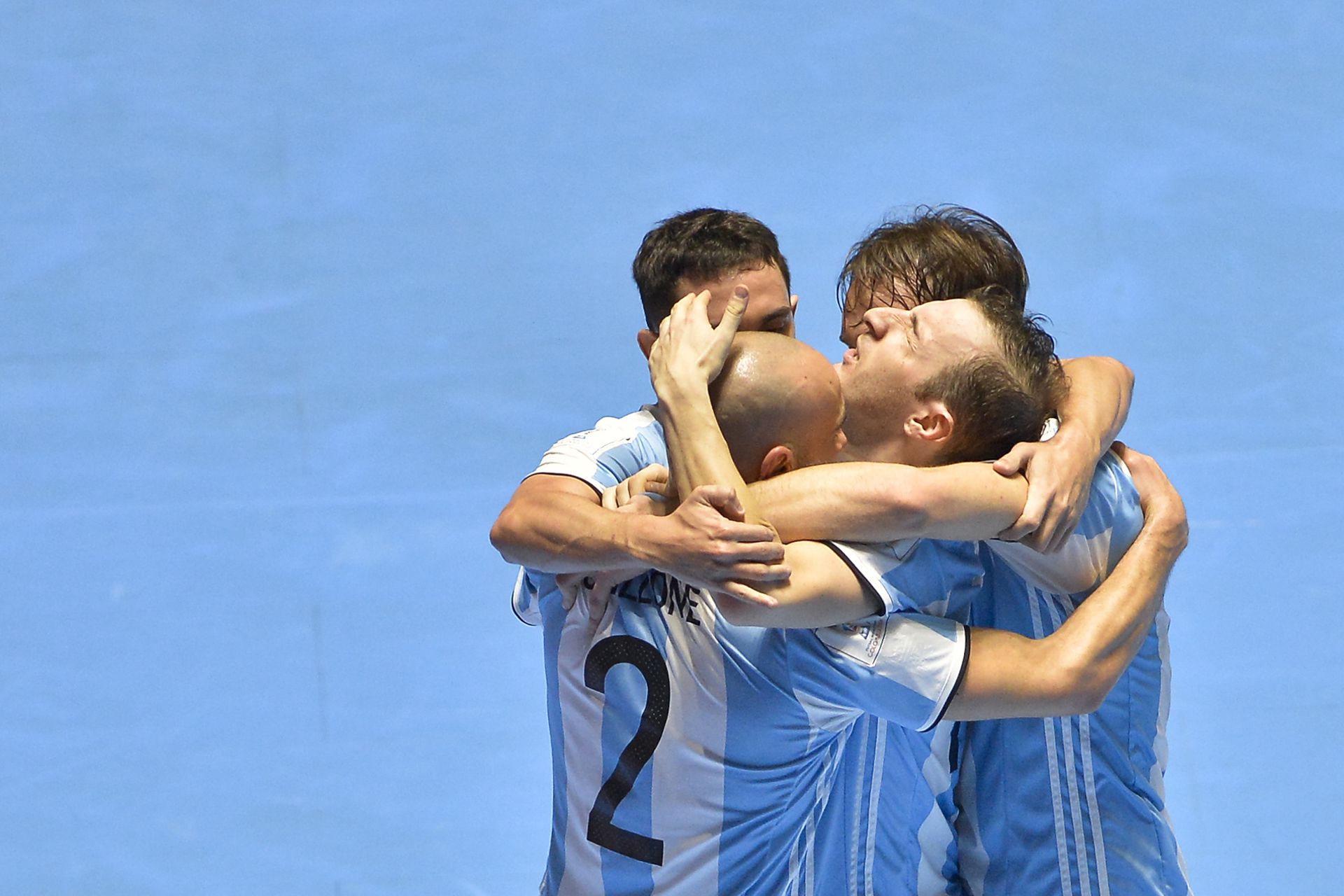 La celebración de Cuzzolino en el duelo ante Rusia por la Copa del Mundo de 2016, donde Argentina dio el golpe (AFP PHOTO / LUIS ROBAYO)