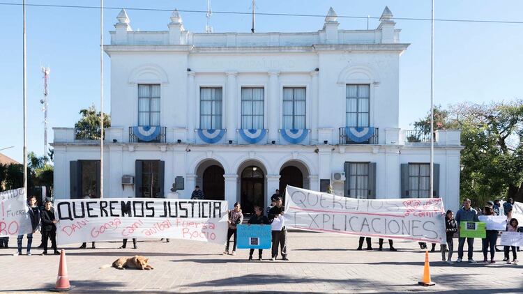 De espalda a la Municipalidad, familiares y amigos del colegio desplegaron las banderas: quieren justicia y explicaciones (Fotos AdriÃ¡n Escandar)