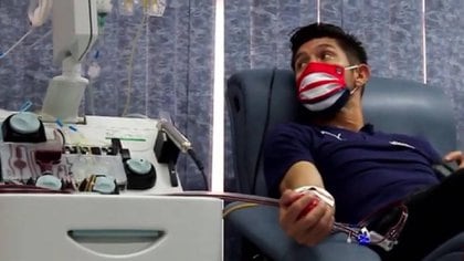El delantero de Chivas, Oribe Peralta donó plasma y sangre (Foto: Captura de pantalla)