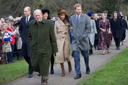 Los duques de Sussex y Cambridge junto al duque de Edimburgo (Shutterstock)