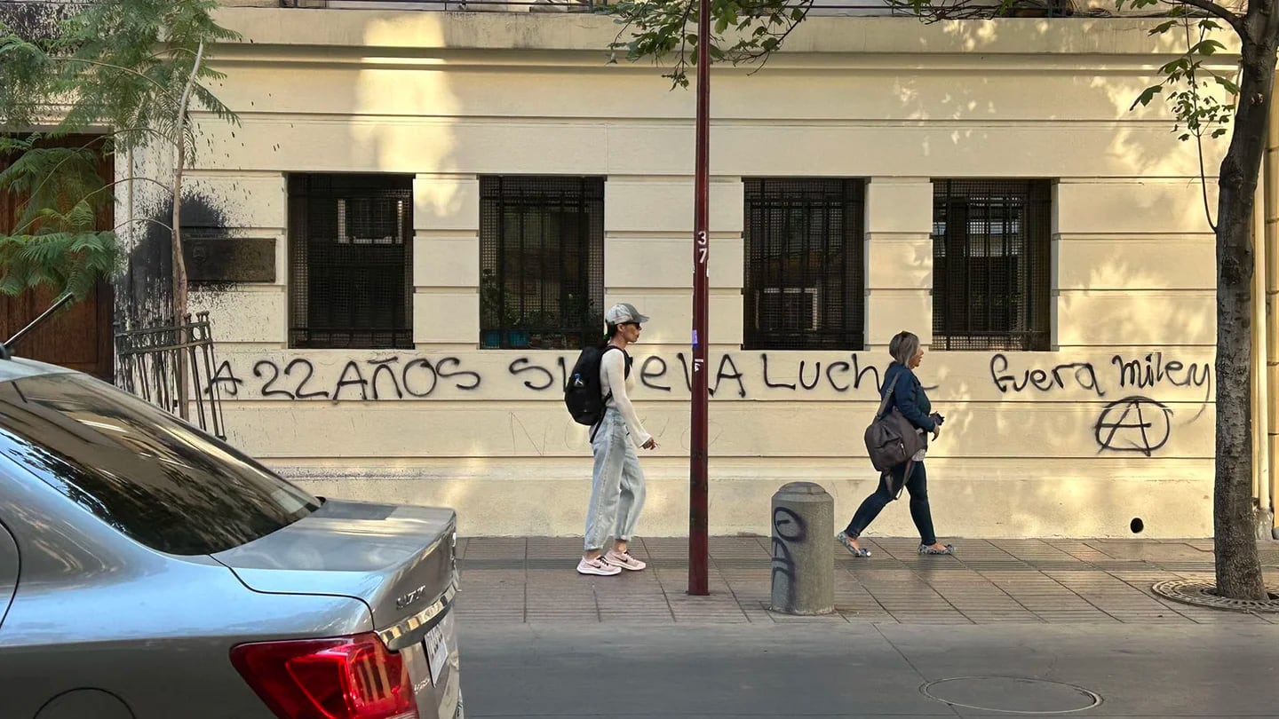 Fuera Milei”: vandalizaron la embajada argentina en Chile con pintadas contra el Presidente - Infobae