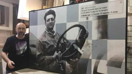 El autor junto al cuadro de Enzo Ferrari en la muestra que recorrió la historia del Cavallino Rampante