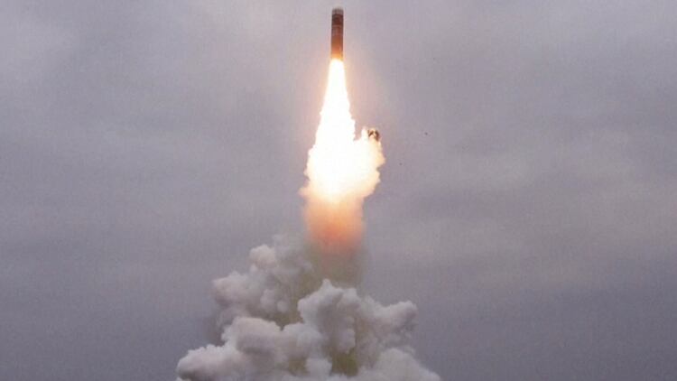 Corea del Norte probó con éxito un “nuevo tipo” de misil balístico (Reuters)