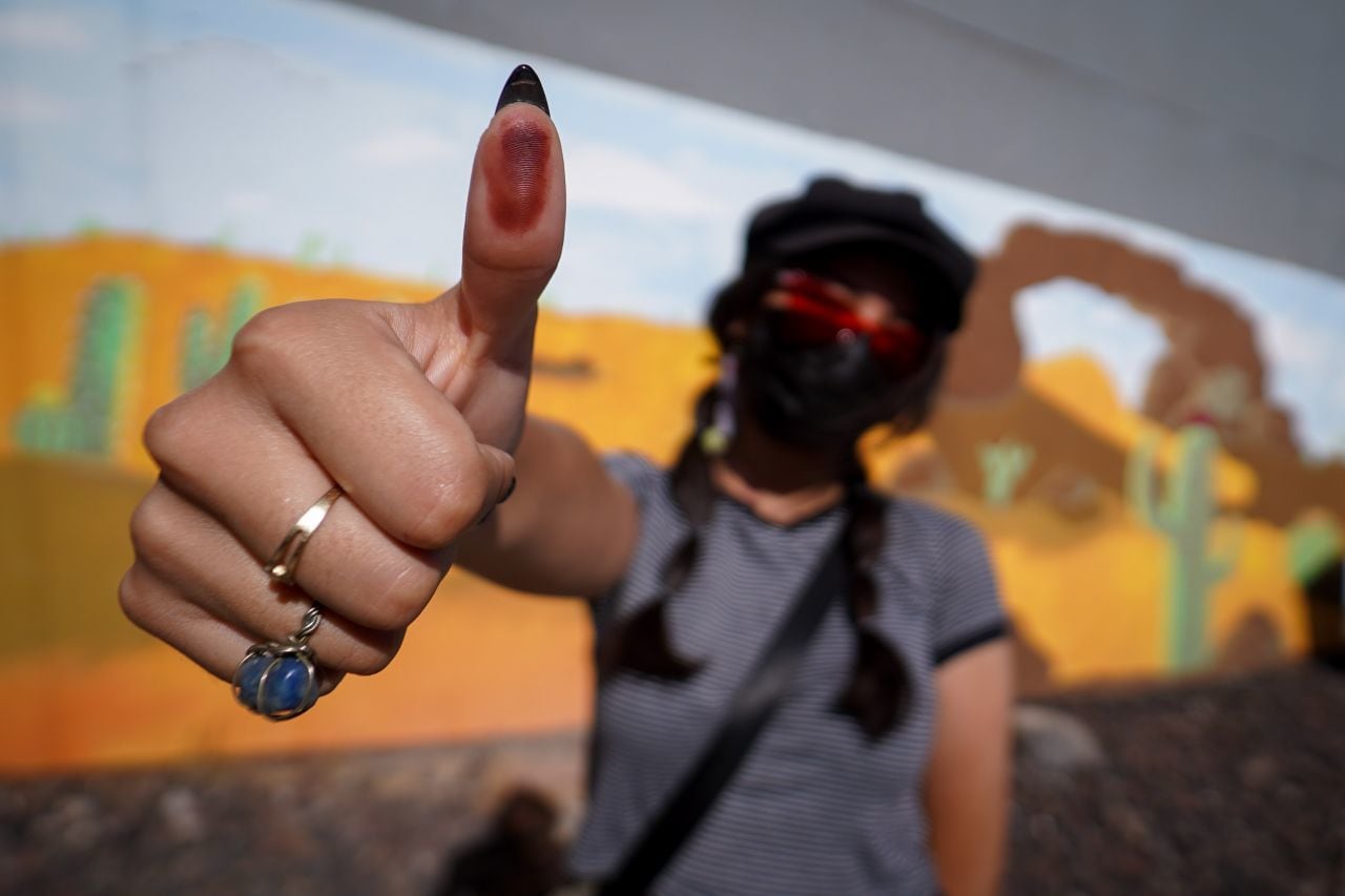 Una ciudadana muestra su pulgar con tinta indeleble tras emitir su voto en las elecciones de 2022. (Cuartoscuro)