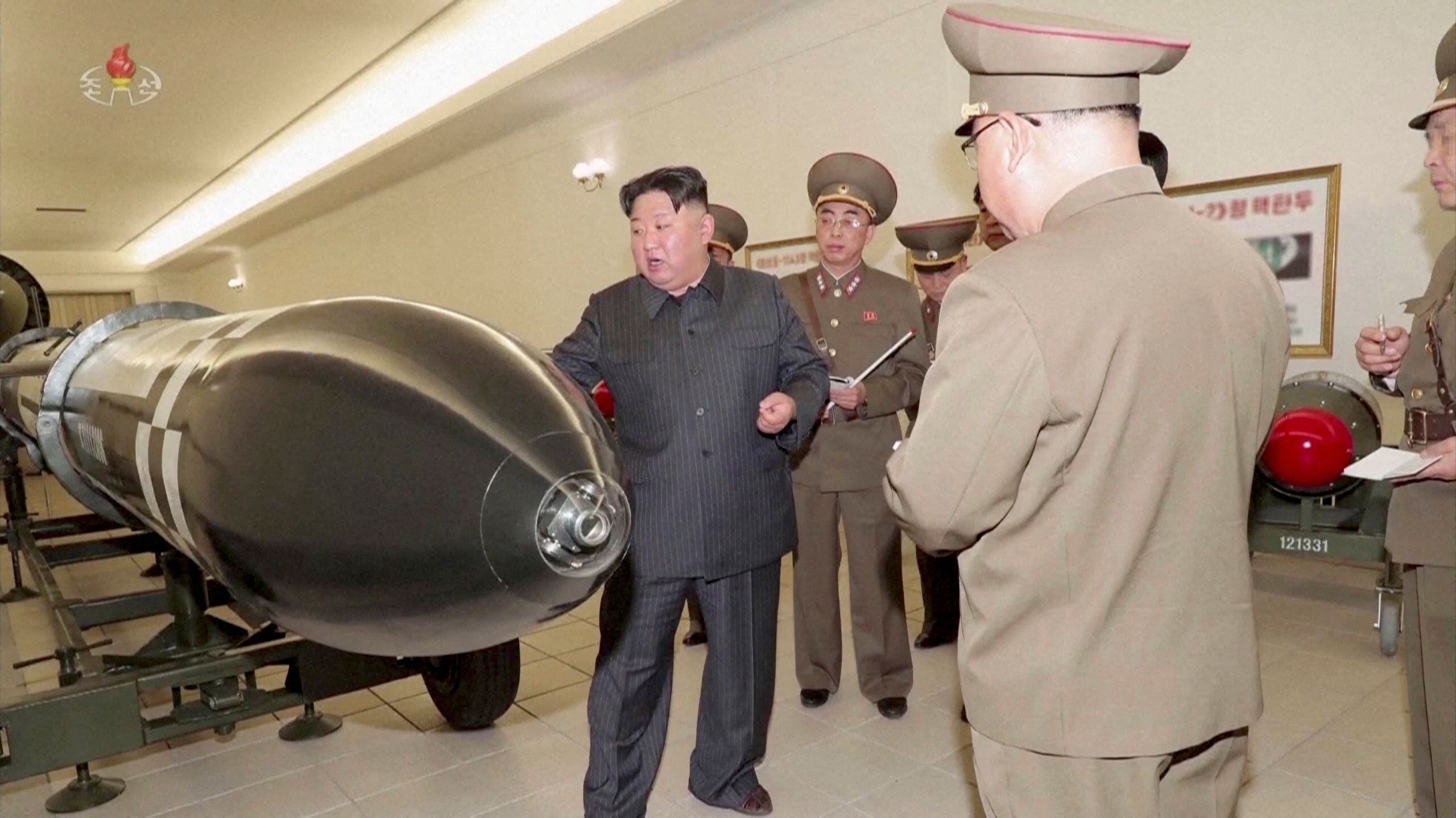 Foto de archivo: Kim Jong-un inspecciona cabezas nucleares en un lugar no revelado en esta imagen sin fecha utilizada en un video del régimen norcoreano (Reuters)
