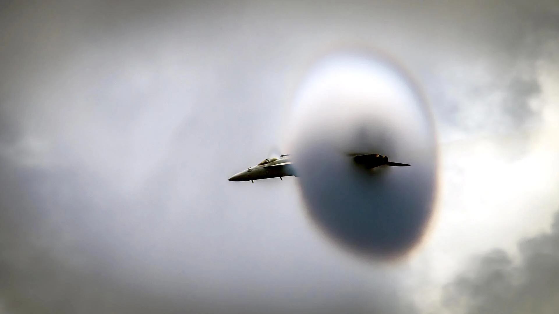 Foto de la Marina de los EEUU que muestra un avión F / A-18E asignado a los “dragones de oro” durante una demostración de vuelo de alta velocidad en el Pacífico