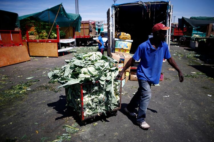 Carabineros investiga las patentes de los vehículos involucrados en los saqueos (Pablo VERA / AFP)
