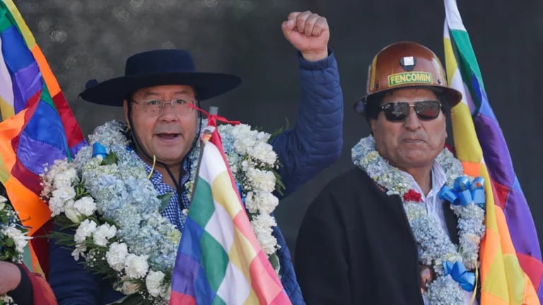El presidente de Bolivia, Luis Arce, hace un gesto junto al ex presidente Evo Morales mientras marchan con simpatizantes 