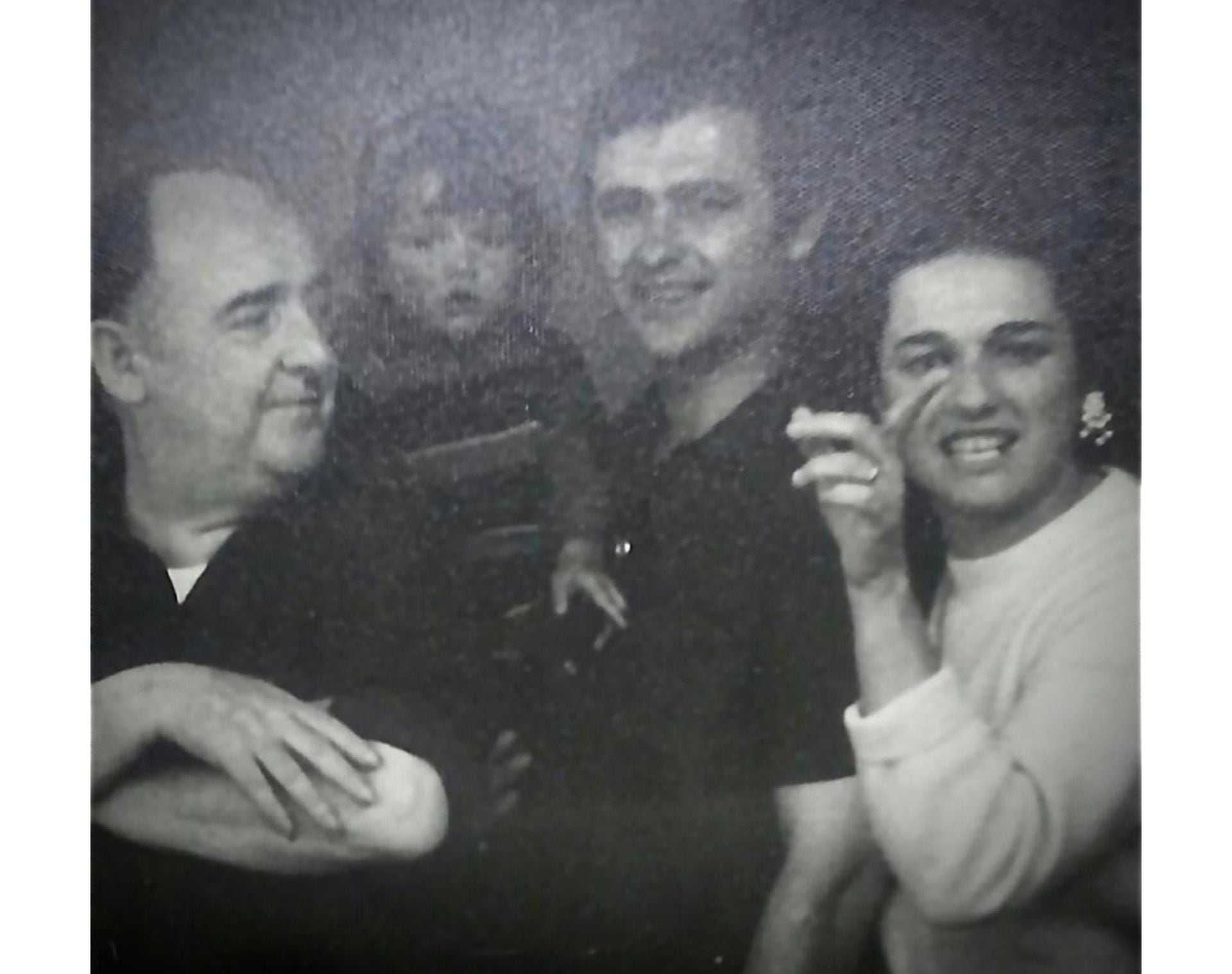 Araceli González en brazos de su padre, Ernesto Omar González, junto a su abuelo Pepe González y a su madre, Rosa Monteferrario