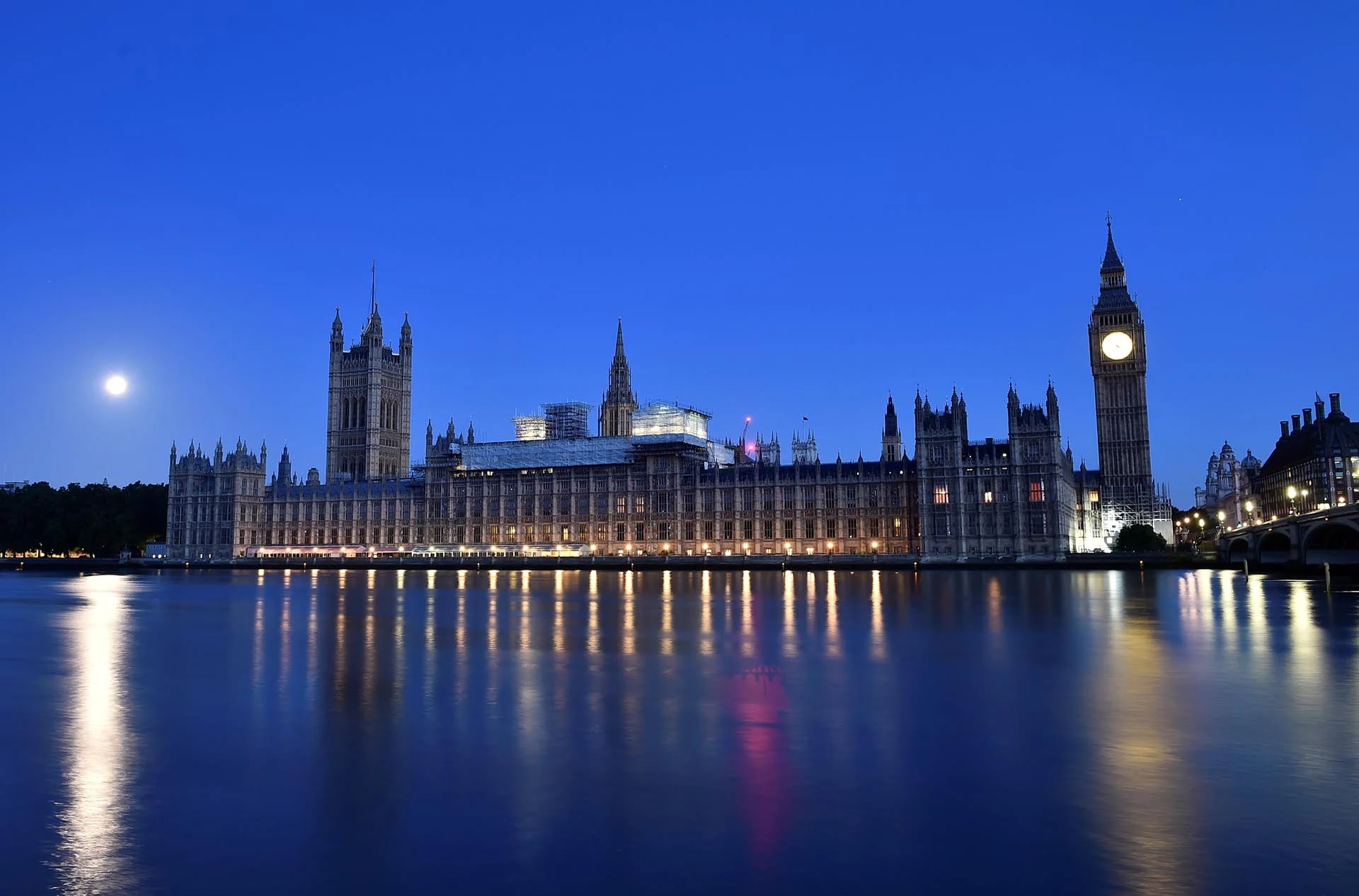Sale el sol sobre el Parlamento británico el 9 de junio de 2017