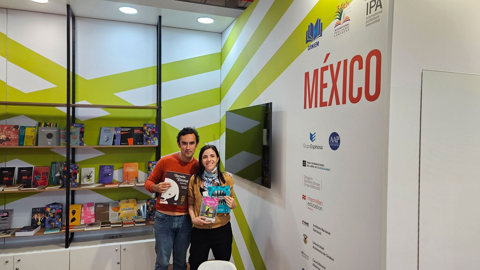Inés Agosta, enviada de Infobae, con Miguel Delangel, de Editorial Mango Manila (México)