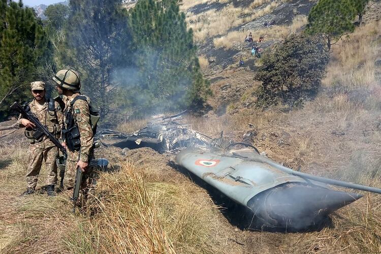 Soldados paquistanÃ­es revisan los restos de un aviÃ³n indio caÃ­do en su territorio (AFP)