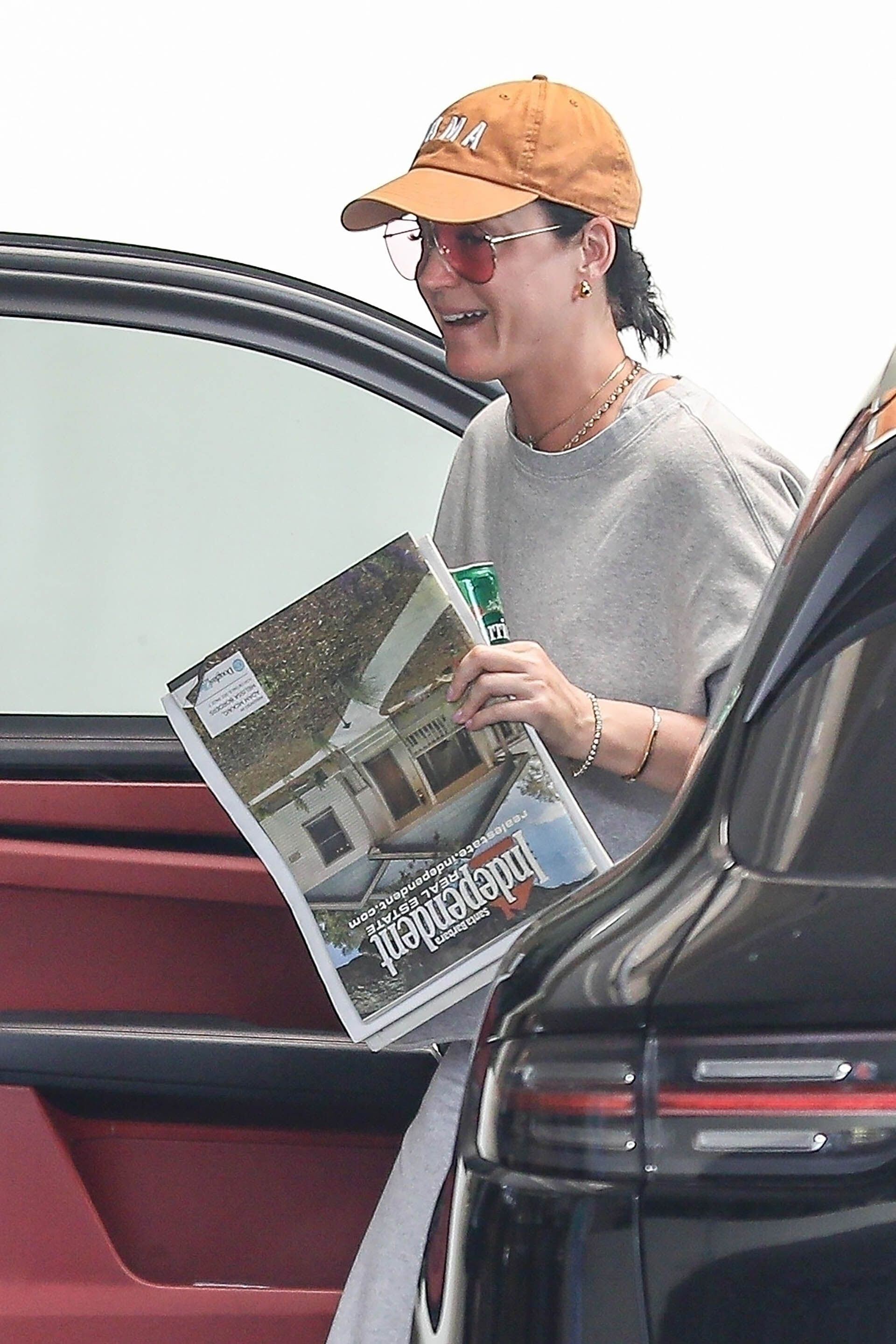Katy Perry fue fotografiada cuando llegaba a un exclusivo hotel de Beverly Hills, en donde se reunió con una amiga para almorzar. La cantante llevaba el diario y un agua para tomar. Lució un look descontracturado, gorra y lentes de sol