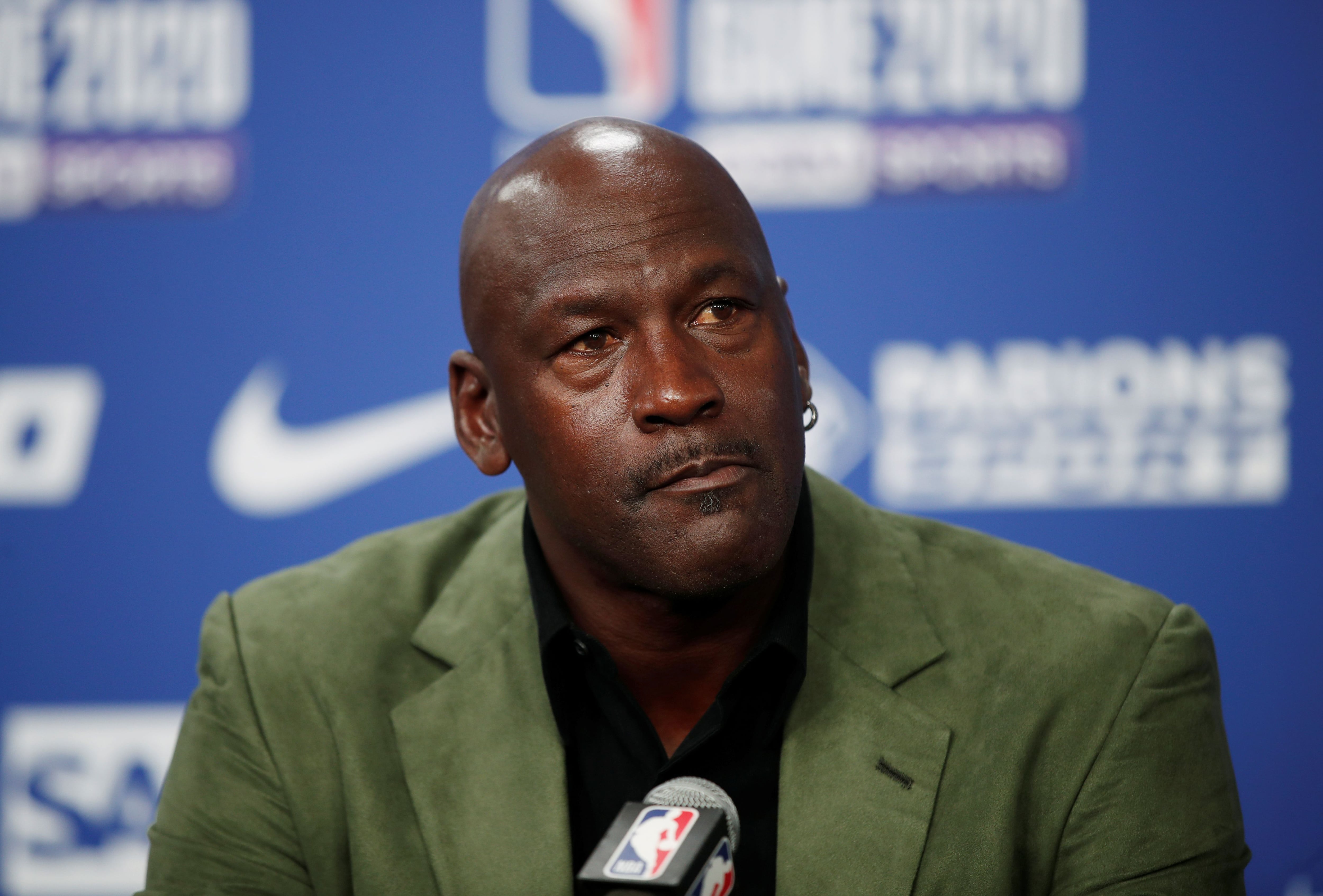 Michael Jordan, uno de los propietarios de los Charlotte Hornets, analiza vender una parte de la franquicia de la NBA (Reuters))