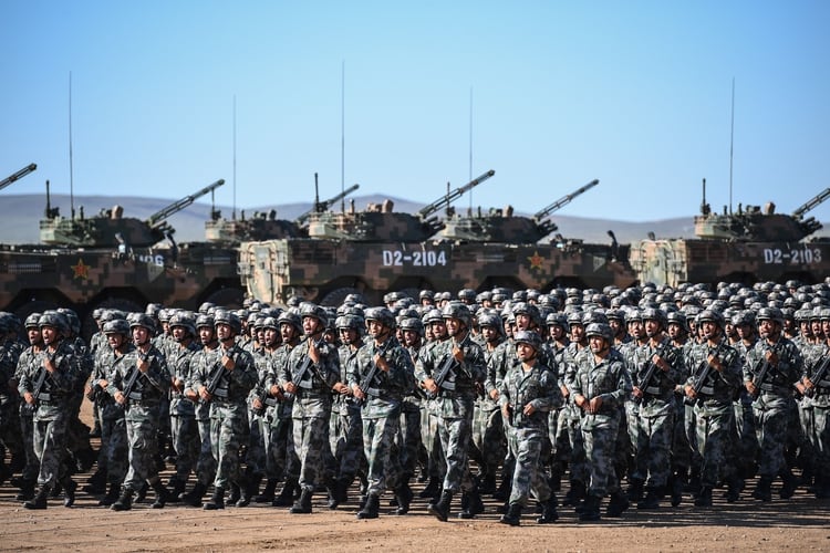 Desfile militar para celebrar el 90 aniversario de la fundación del Ejército Popular de Liberación de China en la base de entrenamiento de Zhurihe (Tpg Via Zuma Press/Shutterstock)