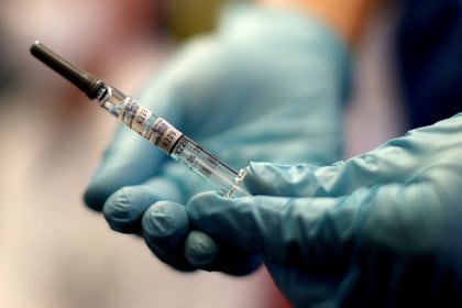 Menos de un año después de que se identificó el virus, casi 200 vacunas están en desarrollo y más de 40 están en ensayos clínicos . Y seis proyectos transitan a Fase 3. REUTERS/Lisi Niesner/File Photo