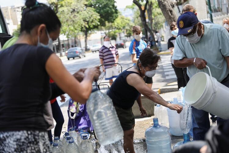 Venezolanos presentan problemas con el servicio de agua en plena crisis del Covid 19