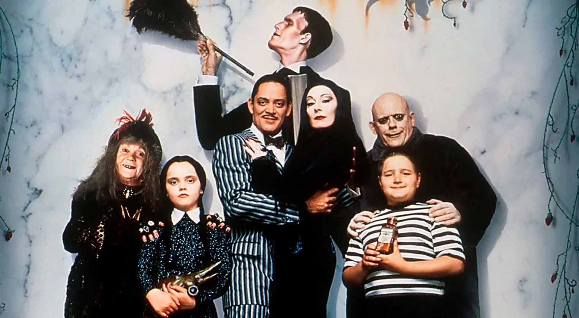 Dàn diễn viên 'Gia đình Addams' tái hợp sau 33 năm kể từ phần phim đầu tiên - Infobae