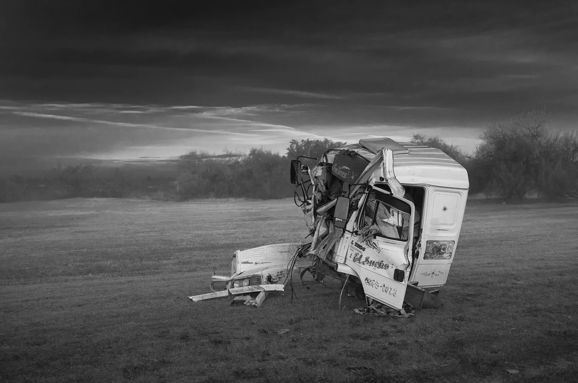 Cabina de camión al costado de la autopista Buenos Aires-La Plata, tras un choque múltiple ocurrido en la madrugada (Alberto Raggio)