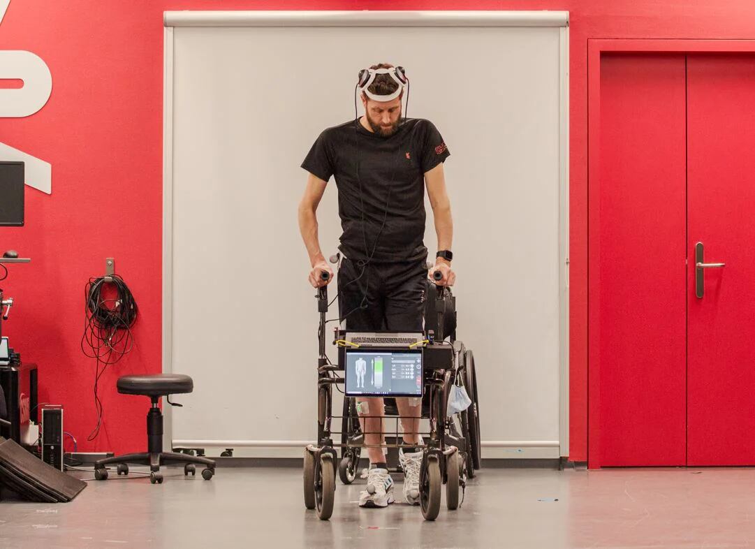 Un hombre tetrapléjico volvió a caminar gracias a un nuevo dispositivo cerebral entrenado con inteligencia artificial