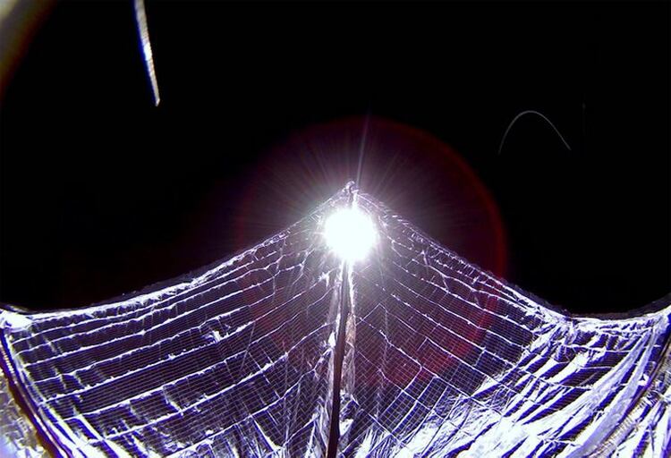 El pequeño satélite tiene una lámina de 32 metros cuadrados de tereftalato de polietileno (PET) muy delgada, ligera y reflectante, que debería permitir mover el aparato por el simple impulso de los fotones del Sol