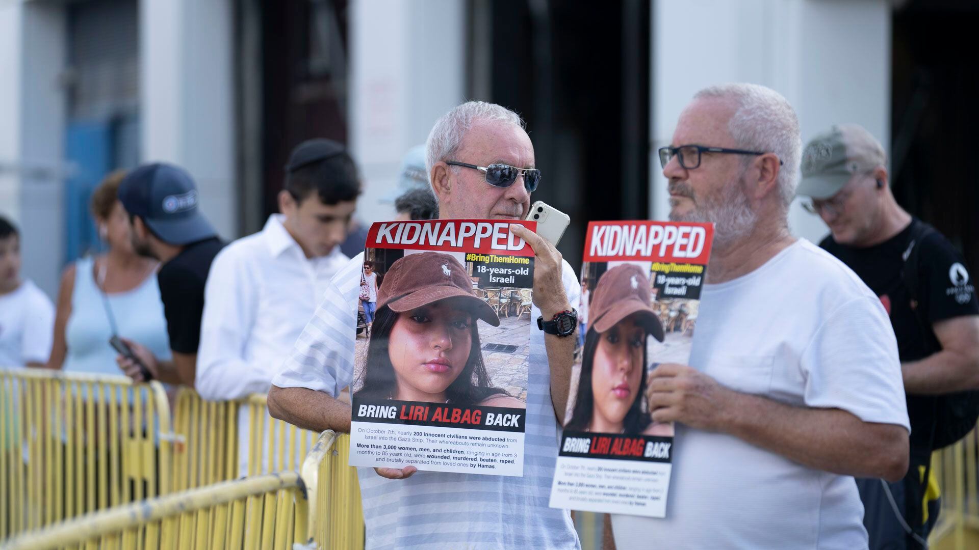 Familiares de civiles israelíes secuestrados por Hamas se apostaron para reclamar por su deliberación frente al hotel Kempinski de Tel Aviv, escenario de la cumbre que protagonizaron Biden y Netanyahu
