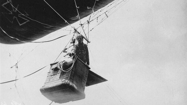 Un aviador alemÃ¡n dispara desde un globo<br> US National Archives 163