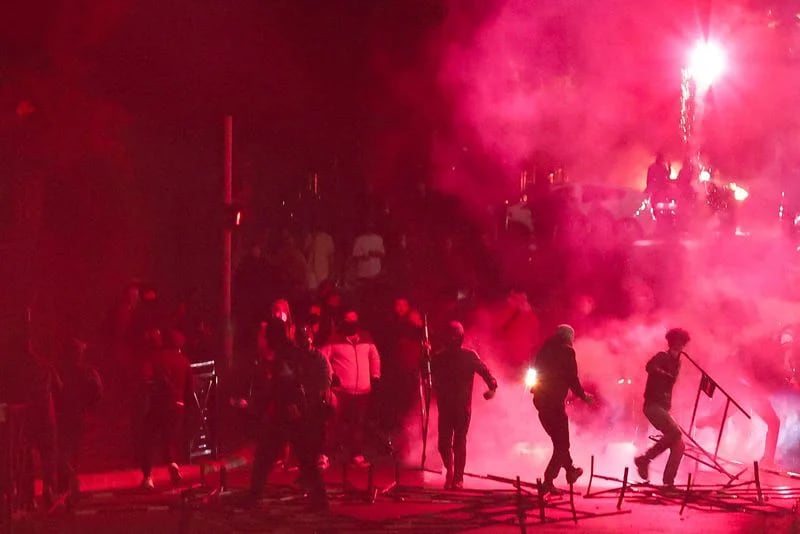 Manifestantes chocan con la policía tras la muerte de Nahel (REUTERS/Gonzalo Fuentes)