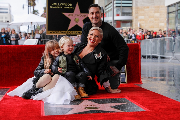 Pink en familia junto a su marido, Carey Hart, y sus hijos Willow y Jameson (Foto: REUTERS/Mike Blake)