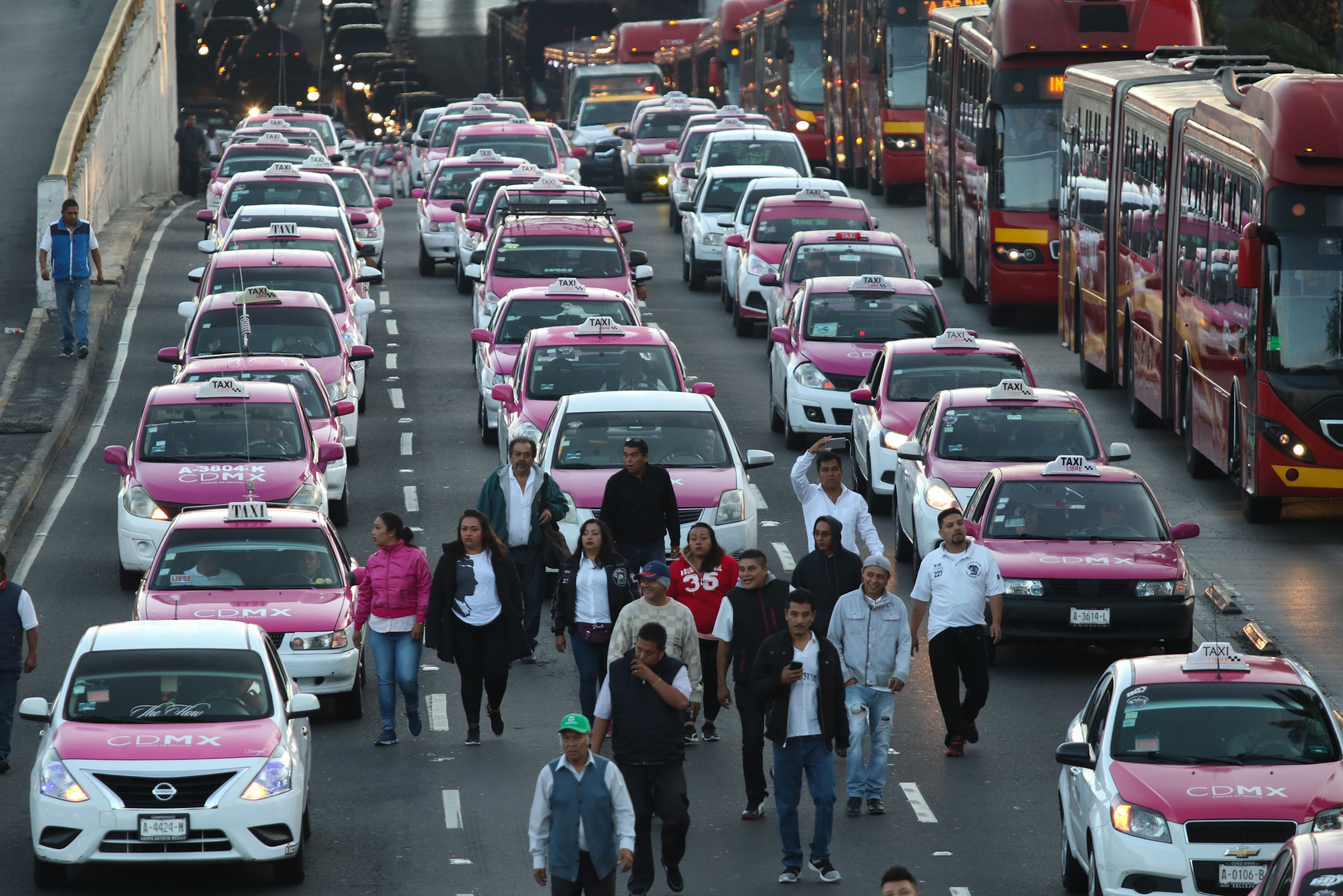 marchan sobre avenida Insurgentes Norte con dirección al Zócalo capitalino  (Foto: GALO CAÑAS /CUARTOSCURO)