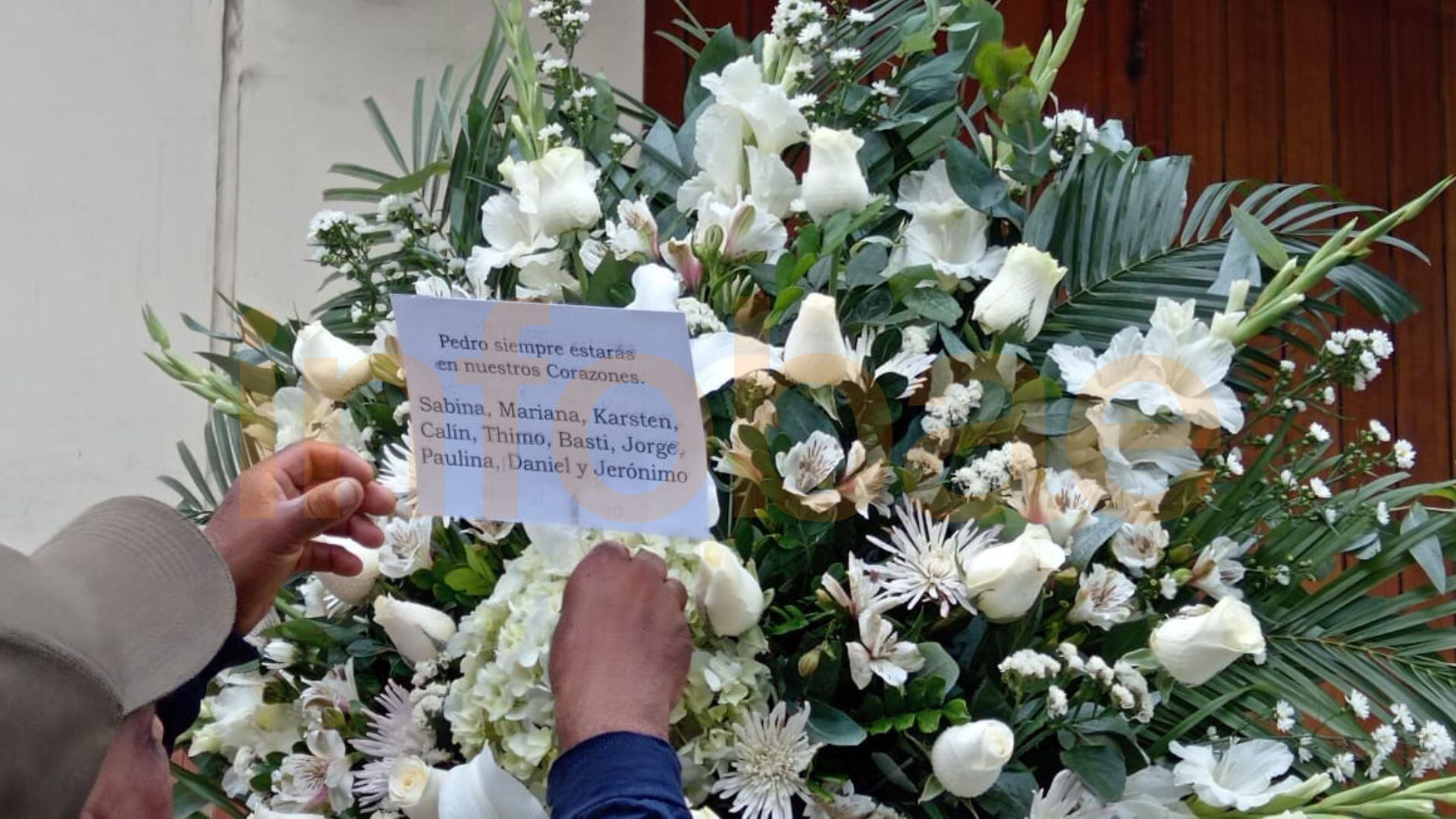 Arreglos florales con emotivas dedicatorias para el Velorio de Pedro Suárez Vértiz en el velatorio de la iglesia Vírgen de Fátima de Miraflores | Infobae / Paula Elizalde