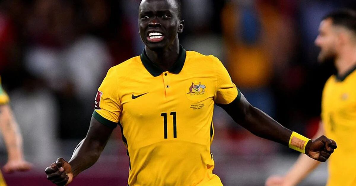 Awer Mabil, jugador de Australia, pasó de un de refugiados a clasificar al Mundial de Qatar 2022 - Infobae