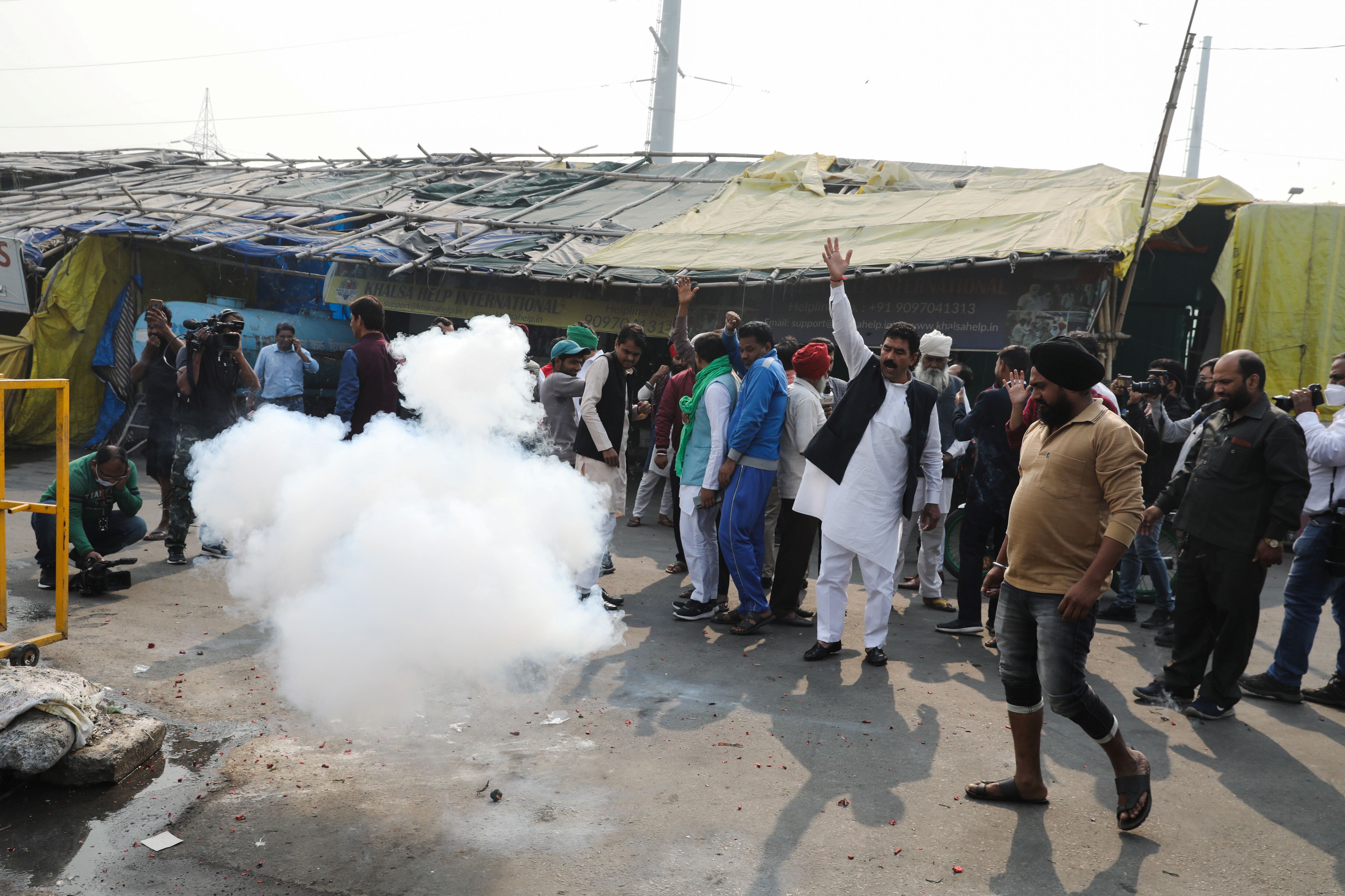 Los agricultores celebran después de que el primer ministro indio, Narendra Modi, anunciara que derogará las controvertidas leyes agrícolas (Foto: Reuters)