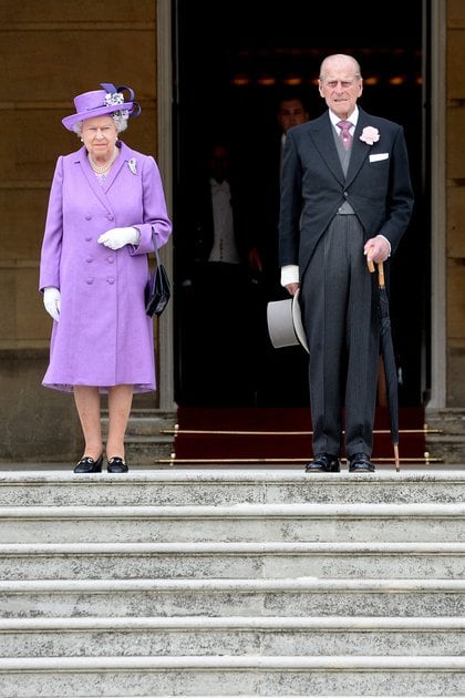 La reina Isabel II y el príncipe Felipe, el duque de Edimburgo, asisten a la primera fiesta en el jardín del año en el Palacio de Buckingham en Londres el 21 de mayo de 2014