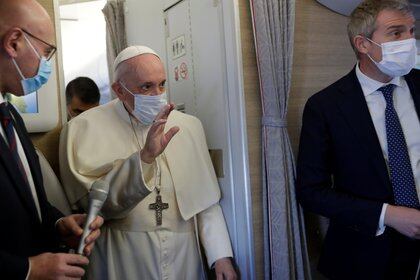El Papa Francisco saluda en el avión (Andrew Medichini/Pool via REUTERS)