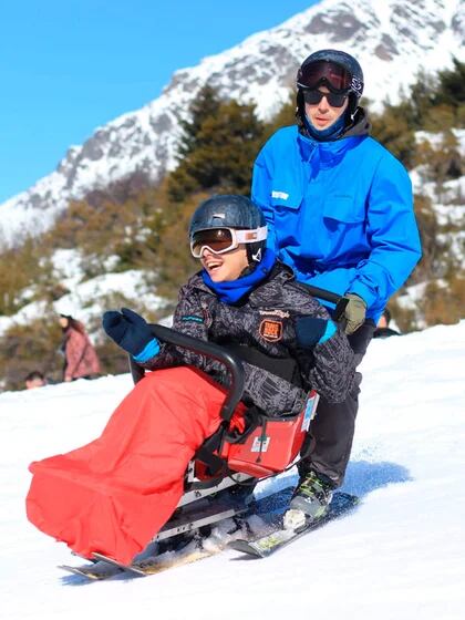 Felicidad plena en la nieve: Leandro Culasso (18) disfrutó de su viaje de egresados junto a sus amigos en Bariloche