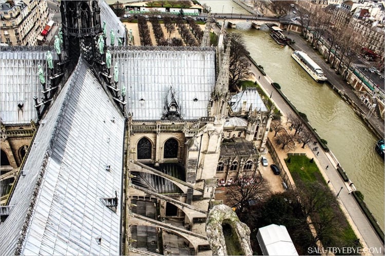 Notre-Dame se alza junto al río Sena, en la isla donde los romanos fundaron la aldea Lutetia, el corazón de París