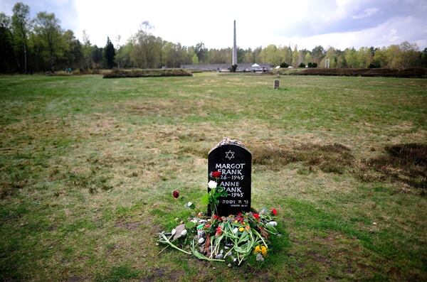 La tumba de Ana Frank y su hermana Margot, en el campo de concentración Bergen-Belsen en Alemania (Getty)