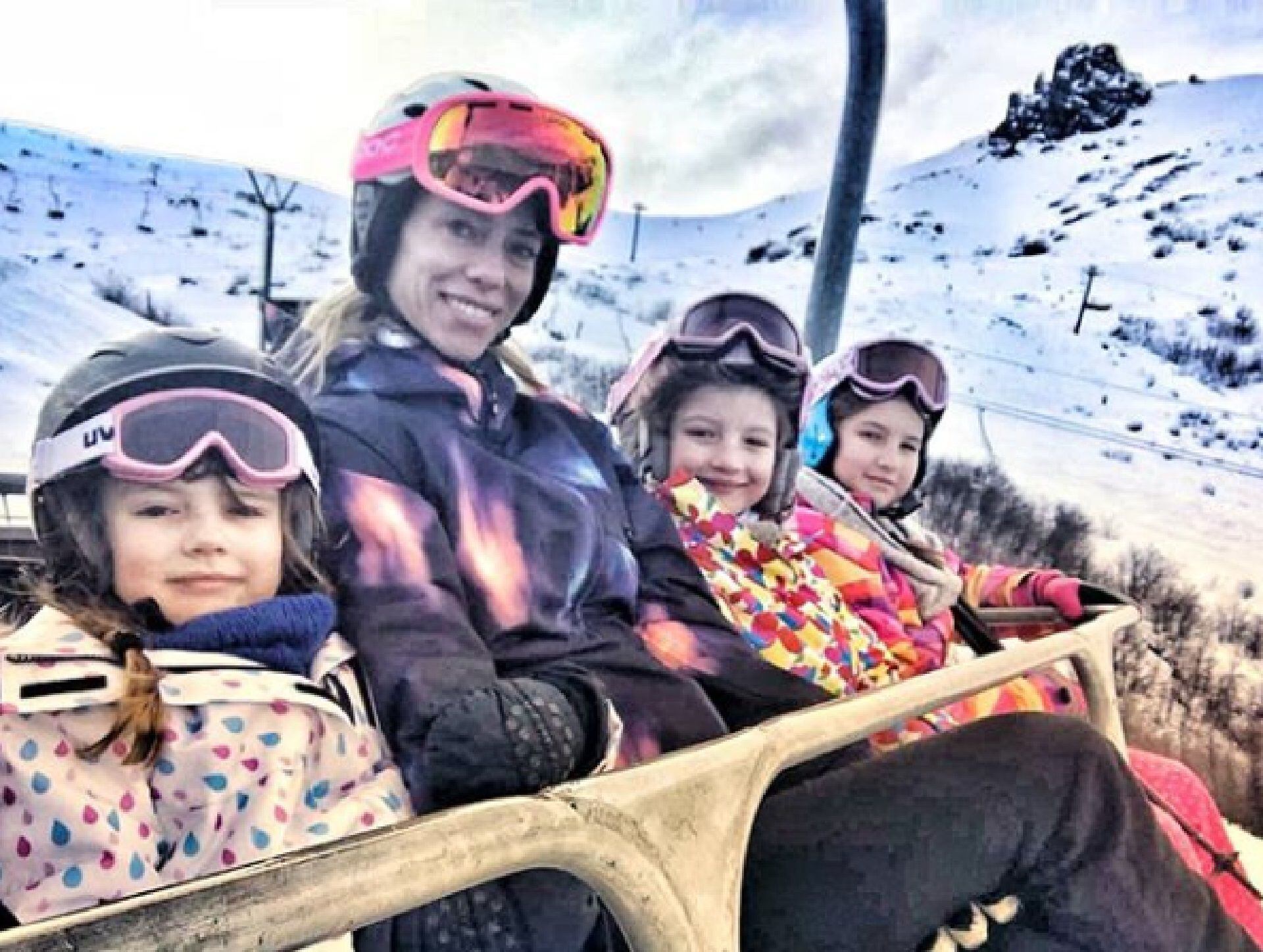 Nicole Neumann junto a sus tres hijas en Bariloche, en 2019