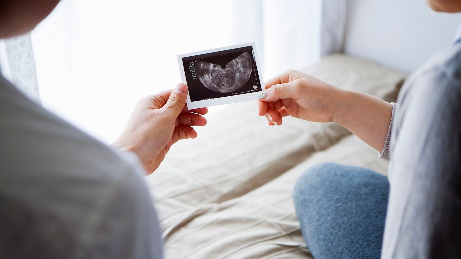 Cabe la posibilidad de que el virus pueda atacar el tejido testicular inicialmente, pero se elimine de los testículos más tarde, durante el curso de la enfermedad (Getty Images)