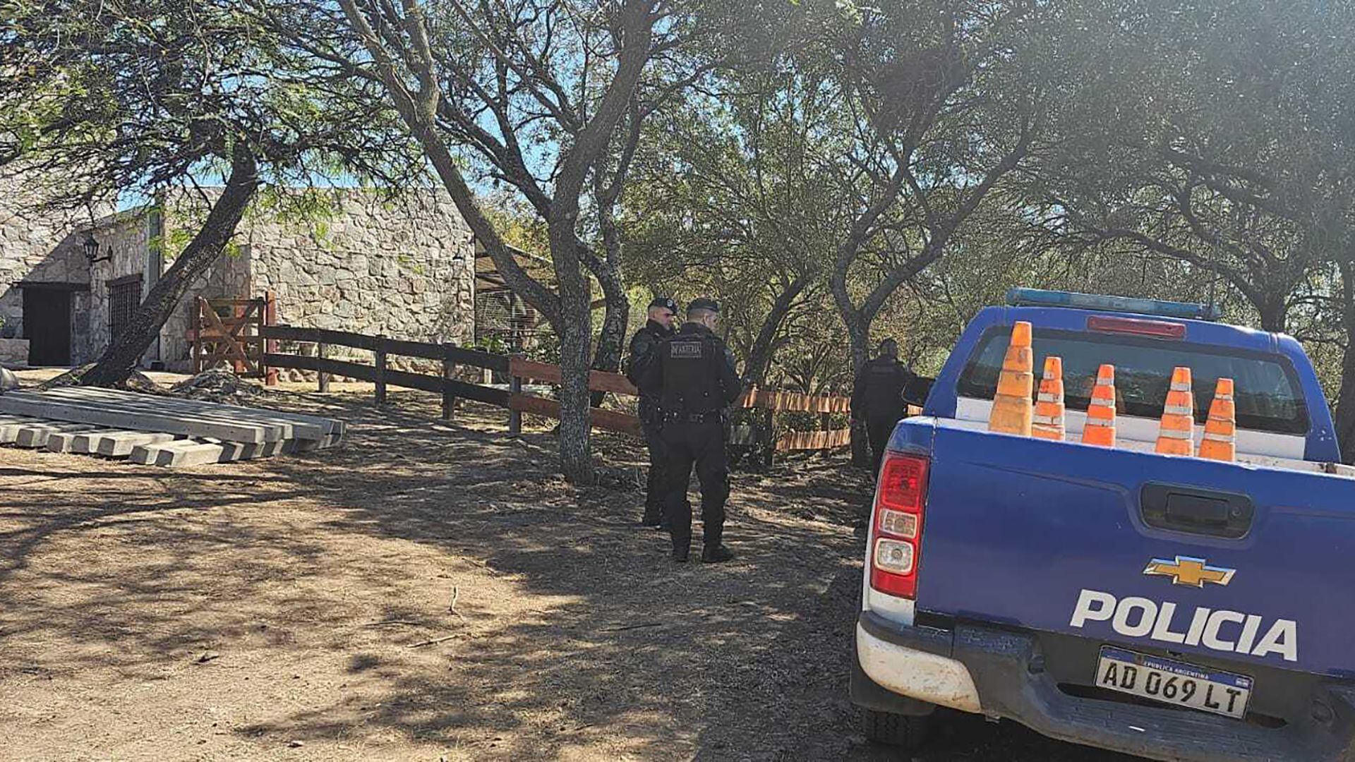 Efectivos policiales asistieron al lugar del hecho tras el llamado de los vecinos. (Radio Jesús María)