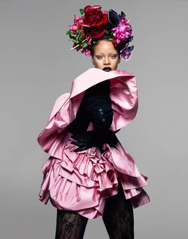 Rihanna lució cejas ultra finas  (Vogue)