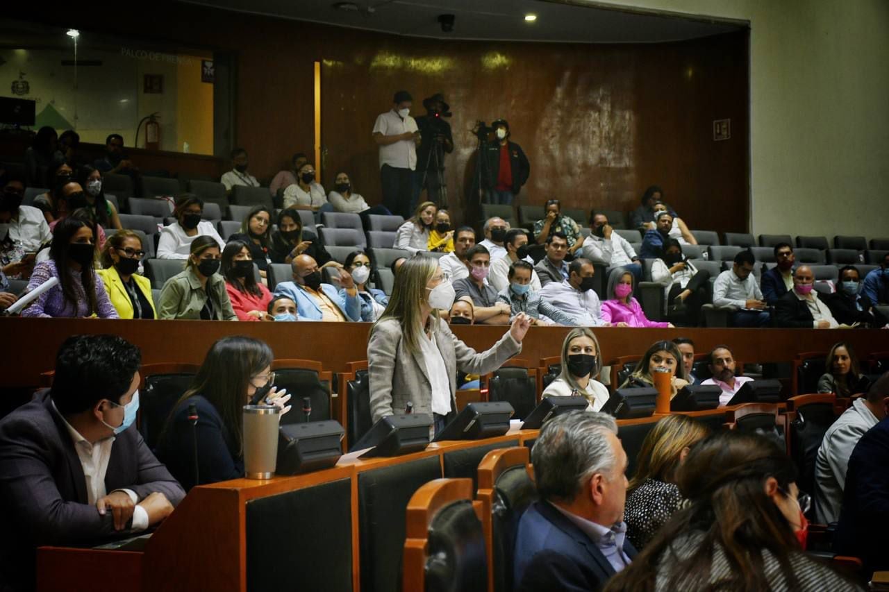 La diputada Mara Nadiezhda Robles Villaseñor del partido Hagamos Jalisco tomó la tribuna para dar un fuerte discurso previo a la votación (Foto: Twitter / @MaraRoblesV)