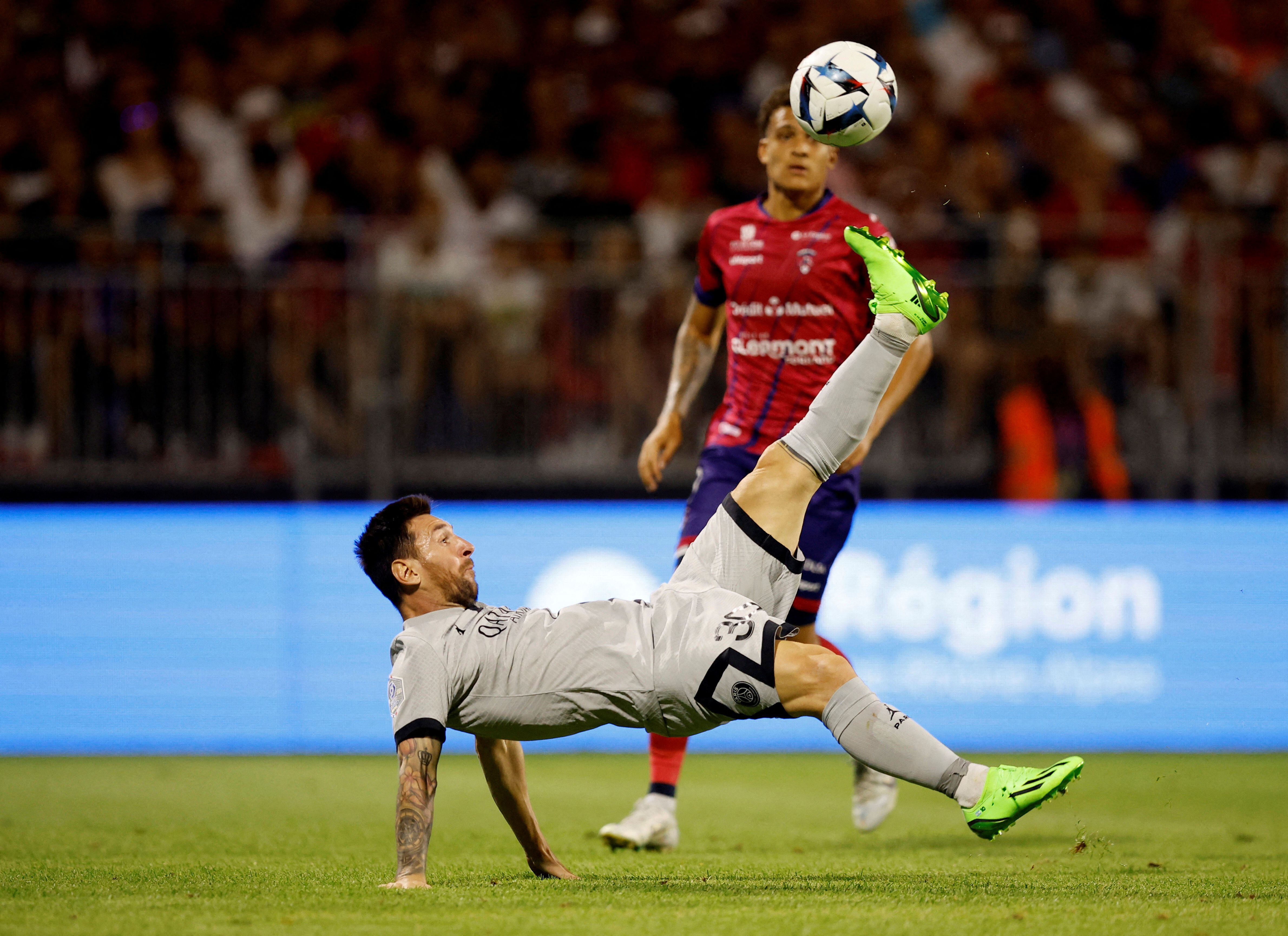 Lionel quedó de espaldas al arco e inventó una creativa definición para estampar el 5-0 contra el Clermont (Foto: Reuters)