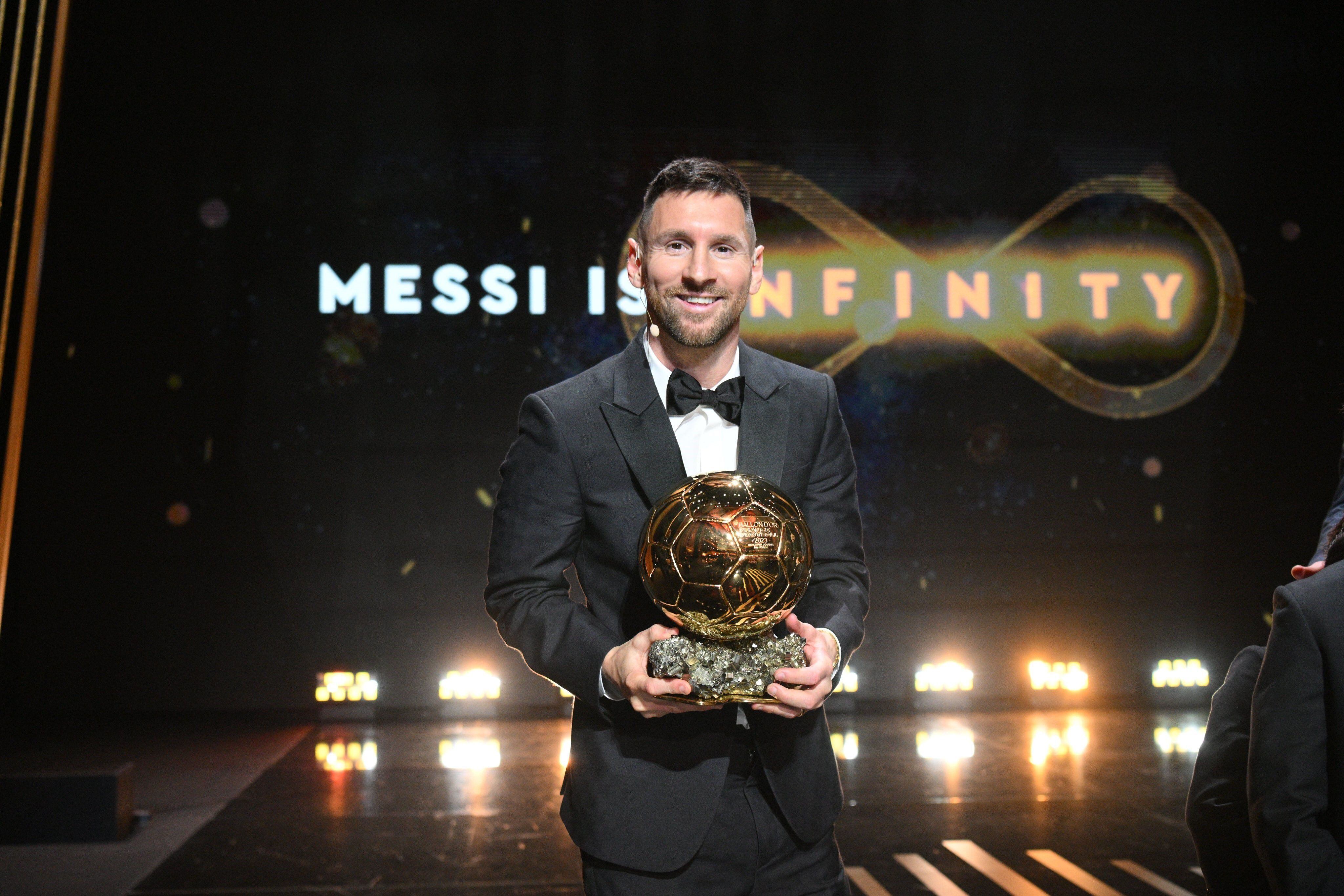 Lionel Messi con su octavo Balón de Oro (Europa Press)