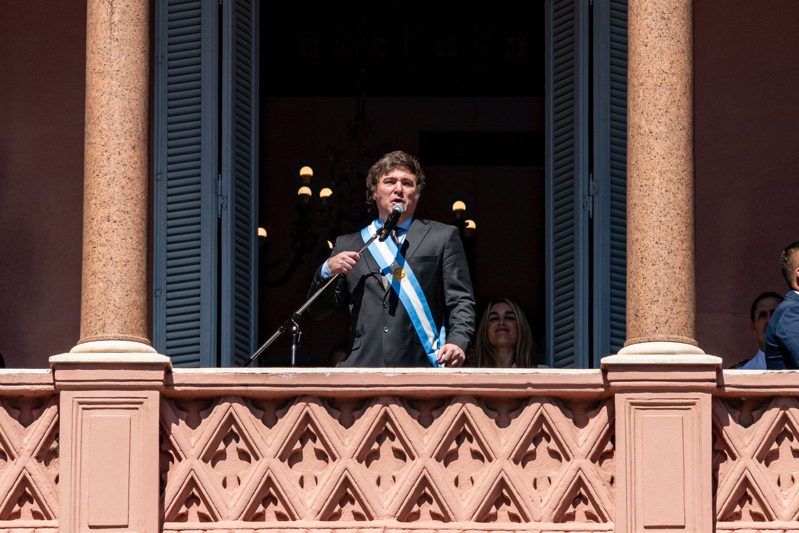 Javier Milei habla desde un balcón de la Casa Rosada, tras jurar como presidente