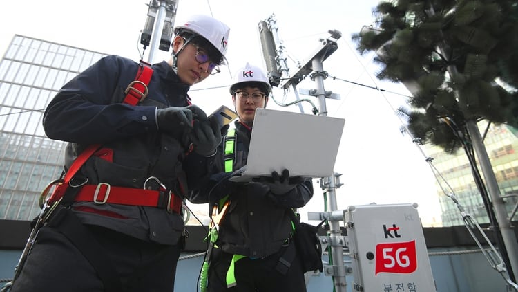 Corea del Sur lanzó las primeras redes móviles 5G a nivel nacional dos días antes de lo previsto, dijeron sus principales operadores móviles el 4 de abril, dando acceso a un puñado de usuarios en una lucha nocturna para ser los primeros proveedores de la tecnología inalámbrica súper rápida. (AFP)
