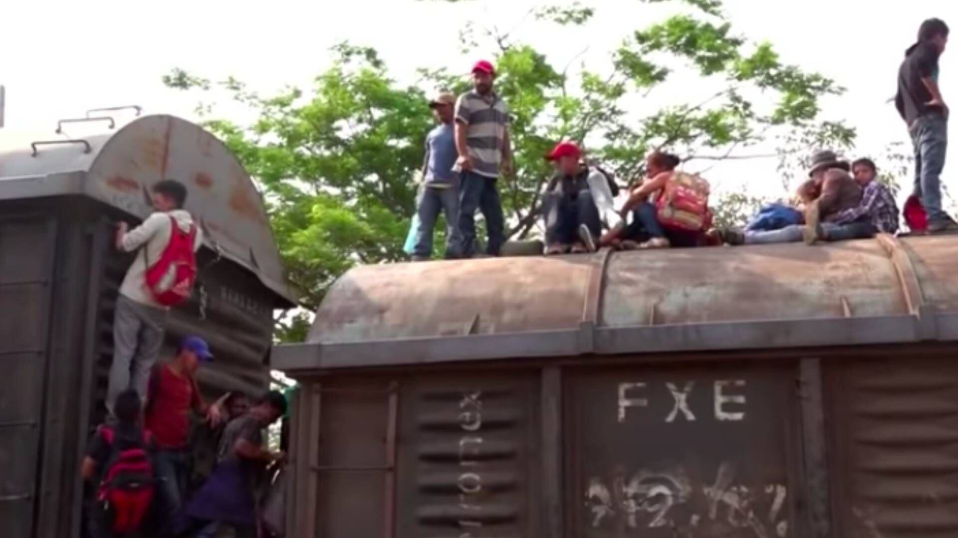 La Bestia es el nombre con el que se conoce el tren donde los migrantes viajan a través de México (Foto: YouTube)